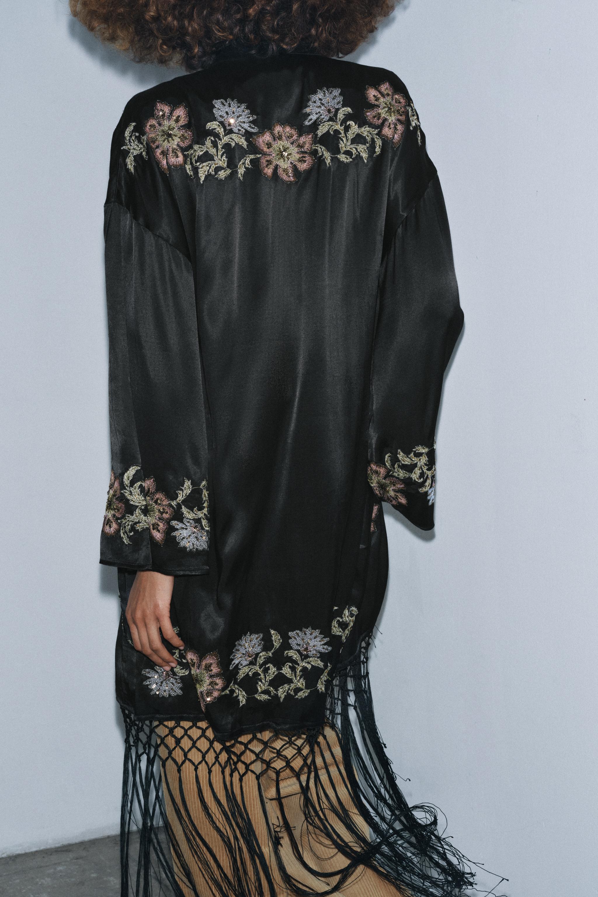 EMBROIDERED FLORAL FRINGED KIMONO